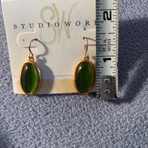 Studio works green necklace and earrings. - Picture 12 of 13